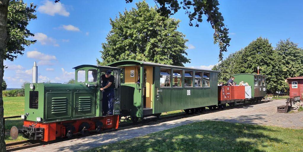 Bahnhof Schichtenberg, Zug kurz vor Abfahrt