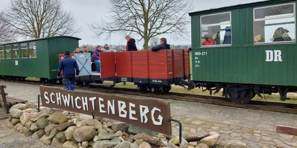 Bahnhof Schwichtenberg - wartender Zug